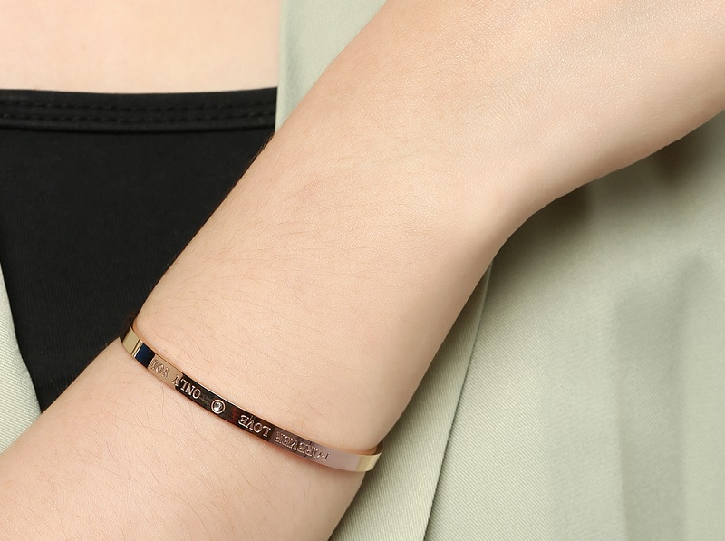 D&ograve;ng chữ khắc &yacute; nghĩa d&agrave;nh tặng nửa kia